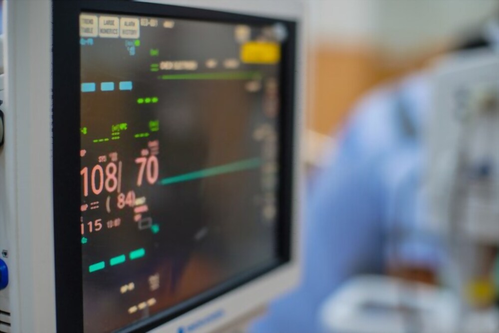 ¿Cómo funciona un monitor de signos vitales?