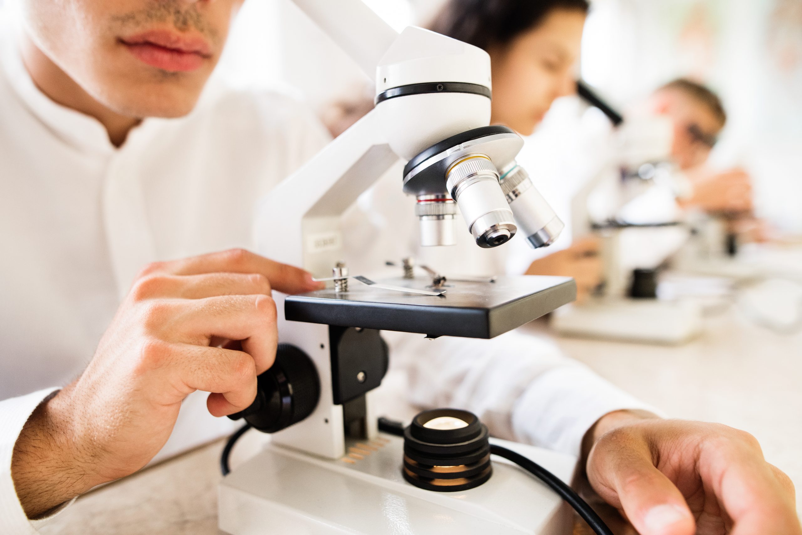 ¿Qué es un microscopio de fluorescencia?