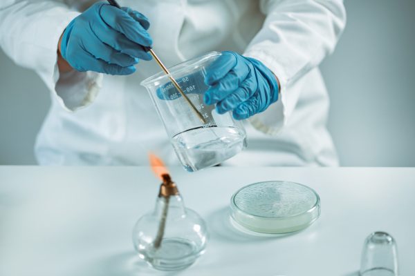 Beneficios del Bacticinerador para pruebas de Microbiología en el Laboratorio